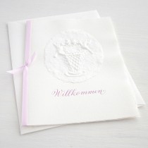 Karte „Willkommen“ mit Kinderwiege rosa